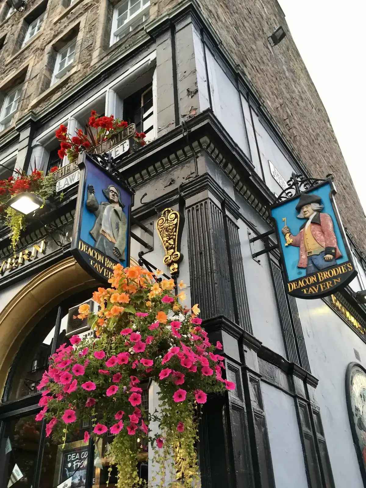 Deacon Brodie's Tavern with its hanging signs on the Lawnmarket, Edinburgh ghost tours, Edinburgh, Scotland